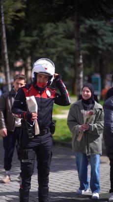 Öğrencilerin polislere kavgalı sürprizi kamerada