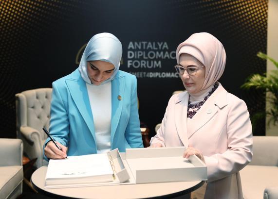 Emine Erdoğan, Suriye Cumhurbaşkanı’nın eşi Latife El Durubi ile görüştü