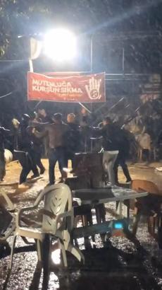 Sokak düğününde sağanak altında dans ettiler; o anlar kamerada