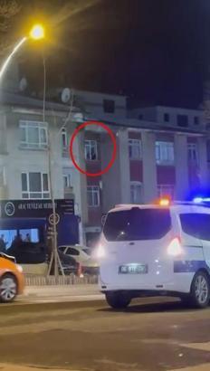 Cama çıkıp intihara kalkıştı, polislere tabanca doğrultunca bacağından vurulup etkisiz hale getirildi