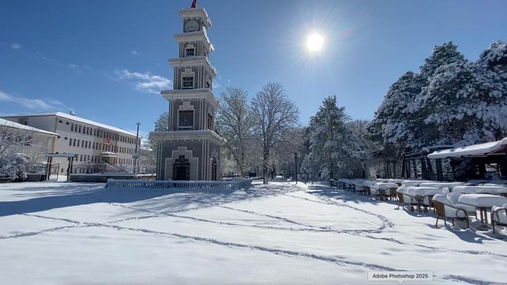 Erzincanlılar nisan ayında güne 20 santime ulaşan karla uyandı