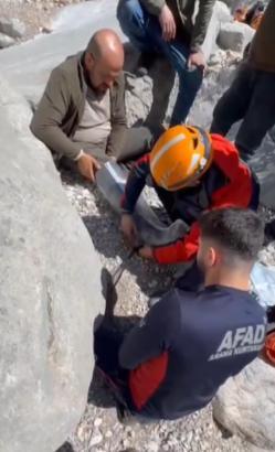 Kayalık alana düşen saha bekçisi, helikopterle kurtarıldı