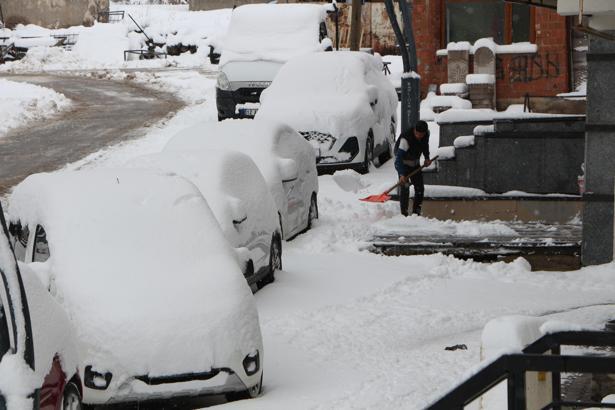 Karlıova’da, kar kalınlığı 15 santime ulaştı