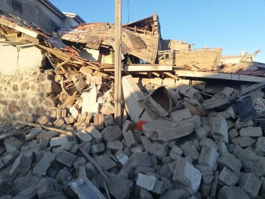 Ev ve altındaki ahır çöktü; 37 hayvan öldü