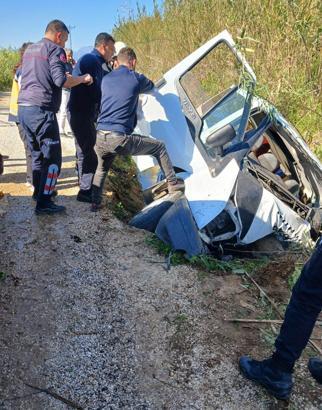 Minibüs şarampole devrildi: 2 yaralı