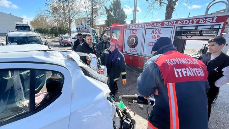 Kovancılar’da, greyder ile çarpışan otomobildeki 1 kişi yaralandı