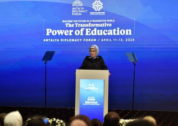 Emine Erdoğan: Çocukların uykularında bombalarla öldürüldüğü dünya, masumiyetini kaybetmiştir