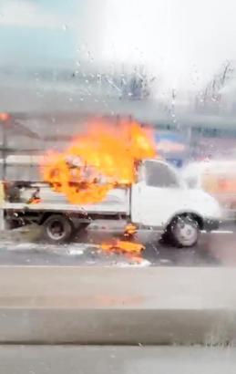 İstanbul- Beylikdüzü'nde seyir halindeki kamyonet alev alev yandı