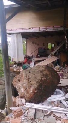 Rize’de heyelan; yamaçtan kopan kayalar eve çarptı