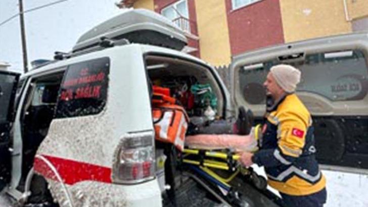 Yolu kapanan köyde ayağı kırılan kadın, paletli ambulansla hastaneye ulaştırıldı
