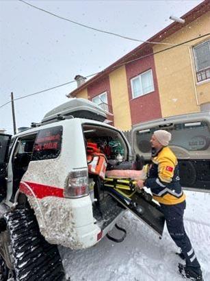 Yolu kapanan köyde ayağı kırılan kadın, paletli ambulansla hastaneye ulaştırıldı