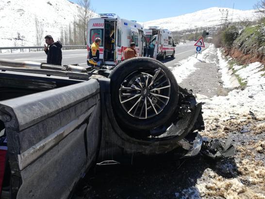 Devrilen otomobildeki çift ile 2 çocuğu yaralandı