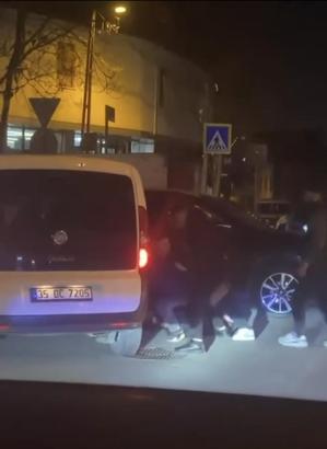 İstanbul - Ataşehir'de yol tartışmasında yumruklarla birbirlerine saldırdılar; o anlar kamerada