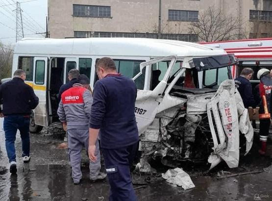 Kütahya'da servis minibüsü, miksere çarptı: 9 yaralı