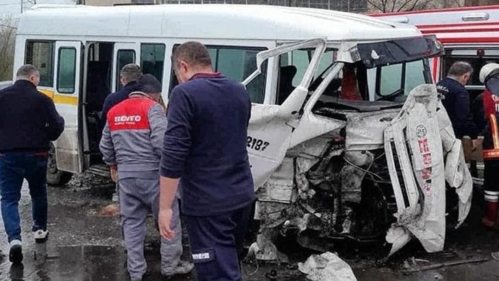 Kütahya'da servis minibüsü, miksere çarptı: 9 yaralı