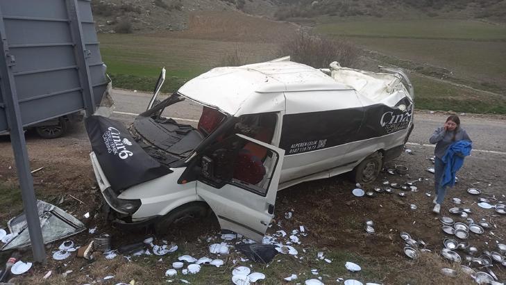 Refüje çarpan minibüs devrildi; 1'i çocuk, 3 yaralı