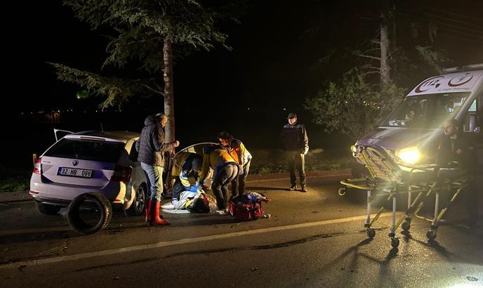 Otomobil ağaca çarptı: 1 ölü, 2 yaralı