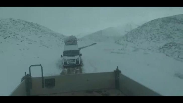 Siirt’te karda mahsur kalan minibüsteki 13 kişi kurtarıldı