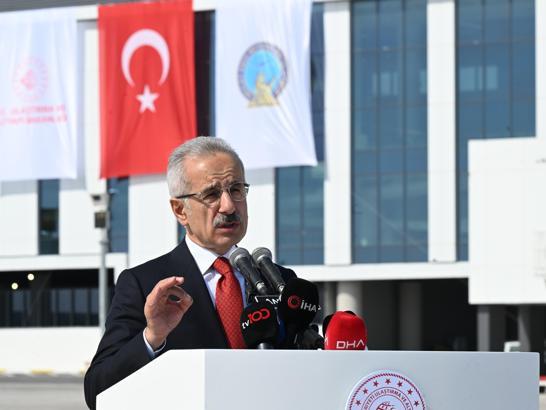 Bakan Uraloğlu: İstanbul Havalimanı'nda aynı anda üç uçak iniş ve kalkış yapabilecek