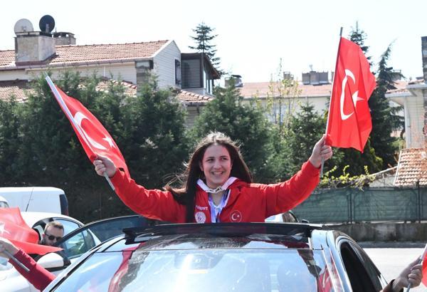 Dünya şampiyonu Esma Nur'a coşkulu karşılama