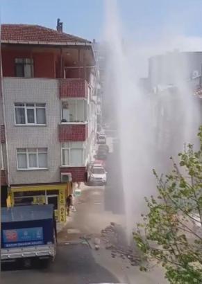 İstanbul - Ataşehir'de İSKİ çalışması sırasında su borusu patladı, fışkıran suyun yüksekliği 3 katlı binayı geçti