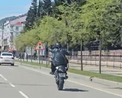 Motosikletini tek teker üstünde kullanan sürücüye 8 bin TL ceza