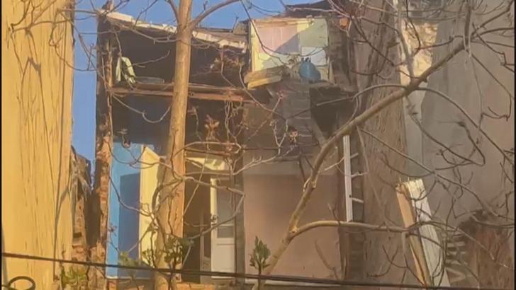 İstanbul - Beyoğlu'nda bir binada kısmi çökme meydana geldi, ekipler binada mahsur kalanların olması ihtimaline karşı araştırma yapıyor - 1