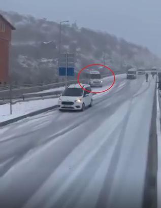 Devrilen minibüse otombil çarptı; kaza kamerada