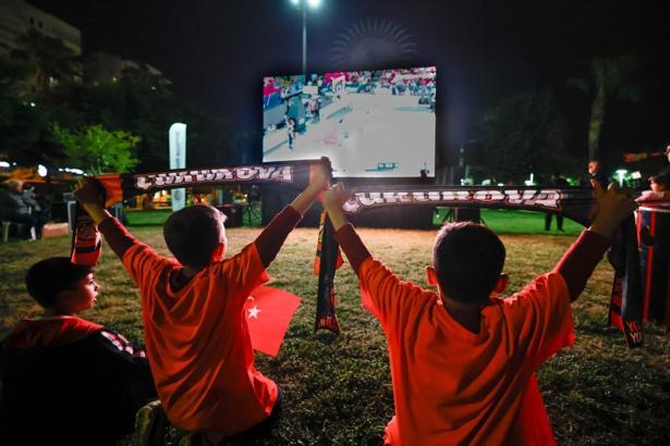 ÇBK Mersin'in final heyecanı dev ekranda yaşandı