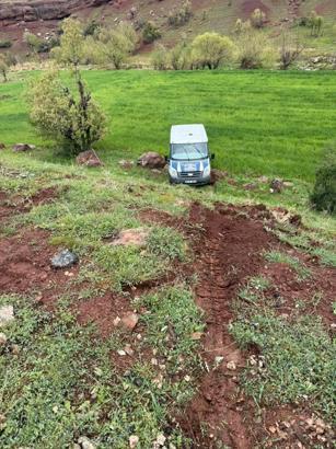 Siirt’te kayganlaşan yolda minibüs şarampole uçtu
