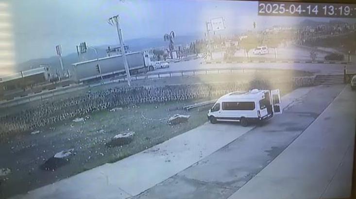 Gaziantep’te TIR ile çarpışan otomobildeki anne ve oğlu öldü; kaza kamerada
