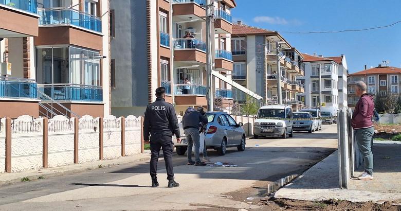 Tartıştığı eşini tabancayla öldürüp, intihara kalkıştı