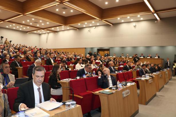 İzmir Büyükşehir Belediyesi meclisinde 2024 yılı Denetim Komisyon Raporu'na şerh