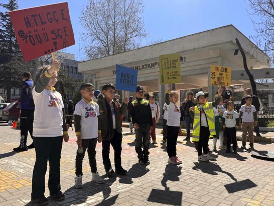 Öğrencilerden 'trafikte saygı' etkinliği