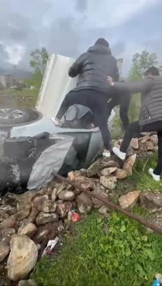 Otomobil, evin bahçesine girdi; 2 yaralı