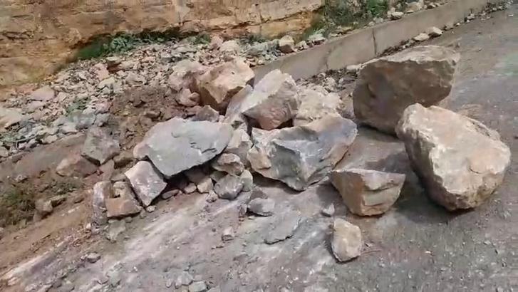 Siirt'te kaya parçaları yola düştü