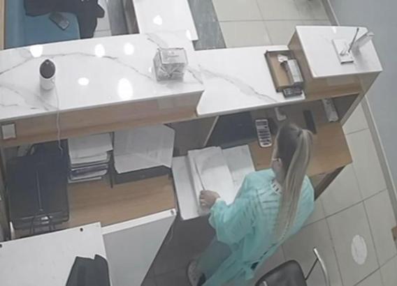 Diş kliniğindeki sadaka kutusunu çaldı; o anlar kamerada