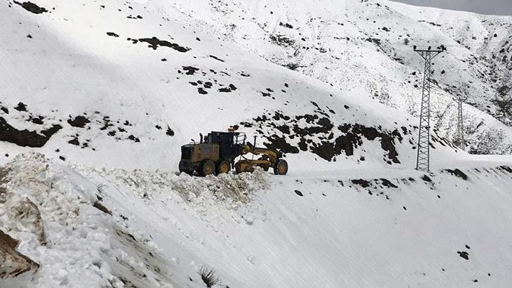 Diyarbakır’da, kırsal mahalle yollarında kar temizliği