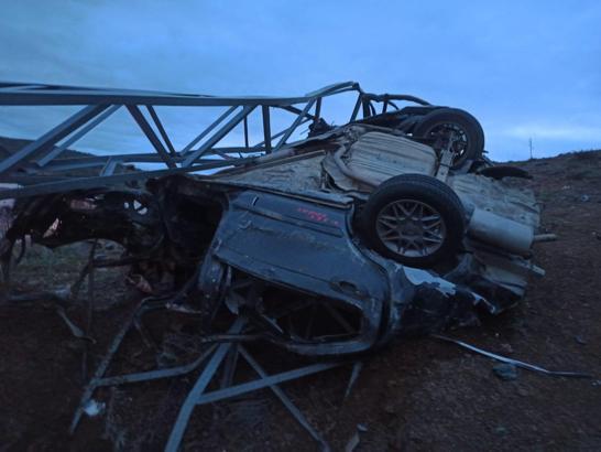 Bingöl'de çarptığı elektrik direği otomobilin üzerine düştü;1 ölü, 1 yaralı