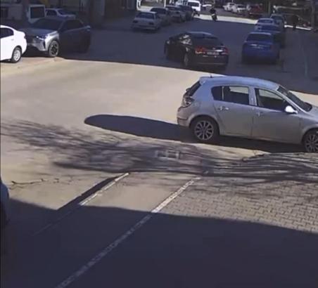 Motosiklet ile otomobilin çarpıştığı kaza kamerada