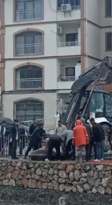 Taşan dereye düşen inek kepçe yardımıyla kurtarıldı