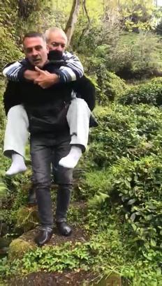 Muhtar, evine yol gitmeyen hasta köylüsünü sırtında taşıdı