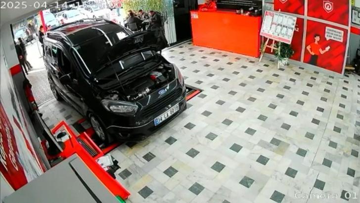 İstanbul- Bağcılar'da oto galeriye el yapımı patlayıcıyla saldırı kamerada