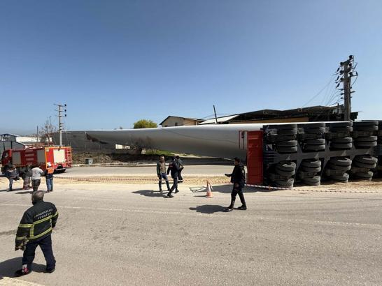 Çanakkale rüzgar türbini pervanesi taşıyan TIR devrildi