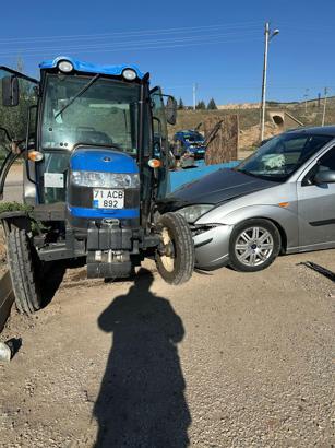 Otomobil ile traktör çarpıştı; 3 jandarma personeli yaralı