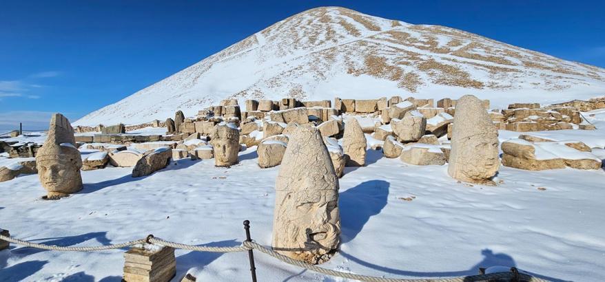 Nisan ayında Nemrut'ta turistlere kar sürprizi