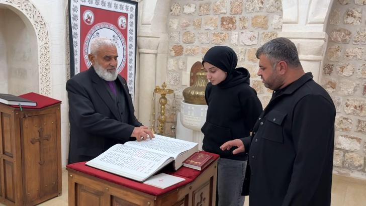 Süryani papaz, 70 yıldır gönül verdiği hat sanatını öğrencilere aktardı / Ek fotoğraflar