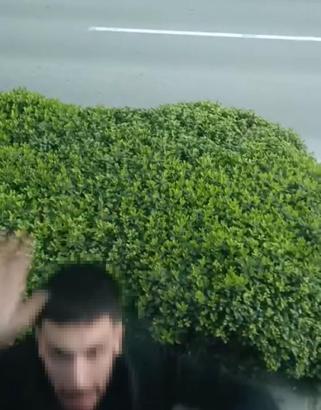 Trafikte şoförü ile tartıştığı kamyonu yumrukladı; o anlar kamerada