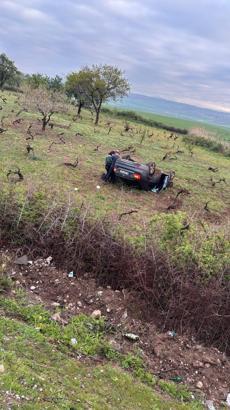 Siirt’te kontrolden çıkan otomobil tarlaya devrildi: 3 yaralı