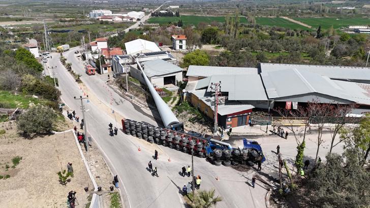 Çanakkale rüzgar türbini pervanesi taşıyan TIR devrildi / Ek fotoğraflar